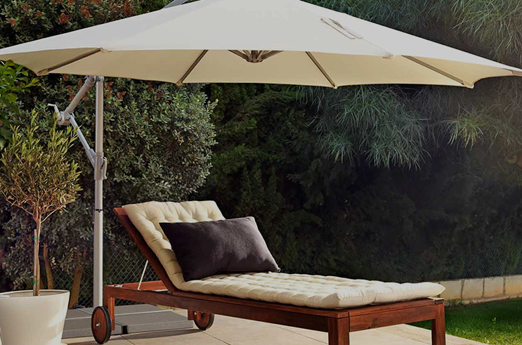 Hvordan påvirker materialet til paraplyer av patio holdbarhet og solbeskyttelse?